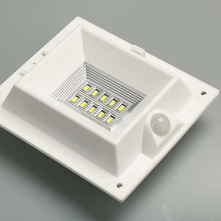 Außenwandmontiertes Solargartenlicht mit PIR-Bewegungssensor und 300lm Leuchtstrom