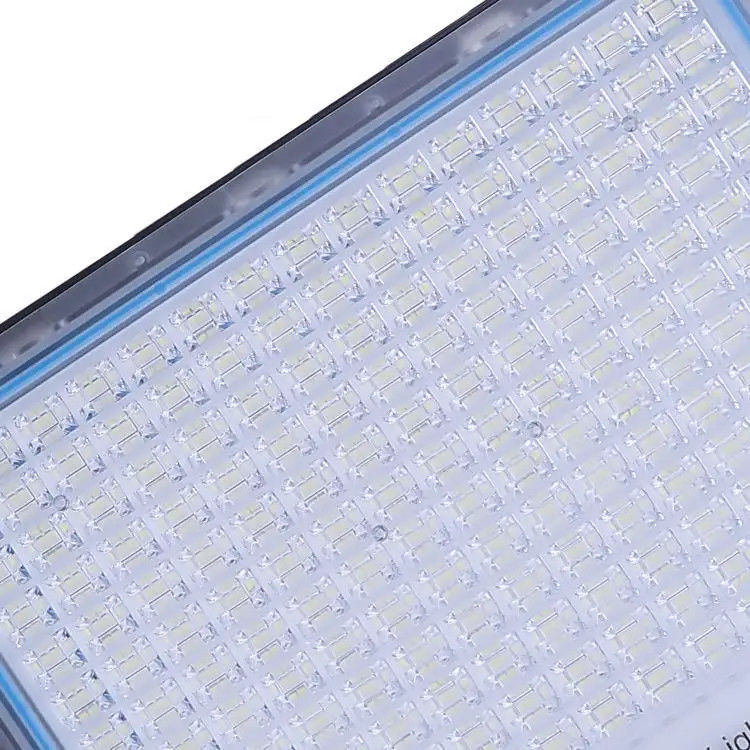 2- Langlebige Aluminium-Lampenkörper Solarflutlicht mit hoher Helligkeit und IP65-Wasserdichtheit